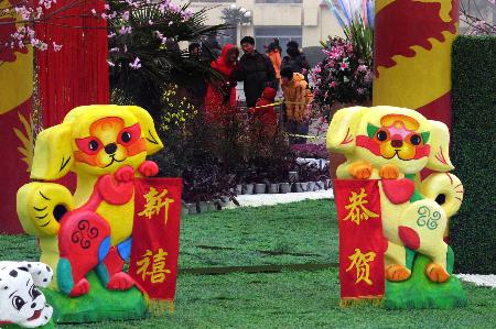 图文:吉祥狗在郑州绿城广场上向市民拜年