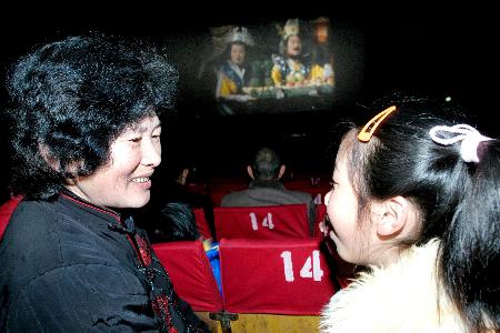 图文：学生与奶奶坐在影院内