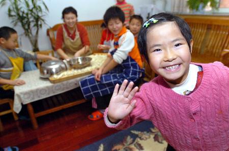图文:SOS儿童村的孩子们和妈妈包饺子