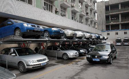 图文:杭州市区停车位紧张 汽车叠罗汉