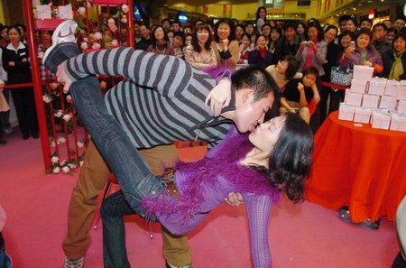 组图:北京情人节情侣接吻大赛