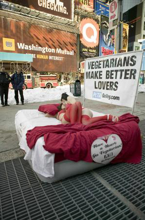 组图:性感美女广场上当众模拟性爱倡导素食