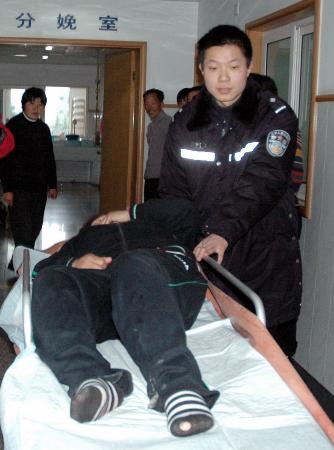 图文:浙江一产妇临盆警车上平安降生男婴(2)