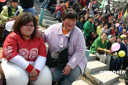 组图:南京成立胖友俱乐部 300斤肥姐一展歌喉