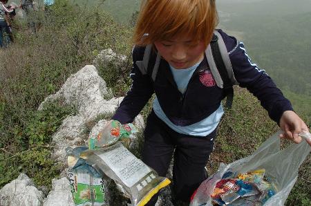 图文:外教和大学生一起登山捡拾垃圾(4)