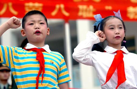 图文:南宁市滨湖小学的学生在宣誓