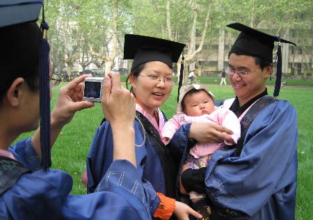 图文:爸爸妈妈硕士毕业了