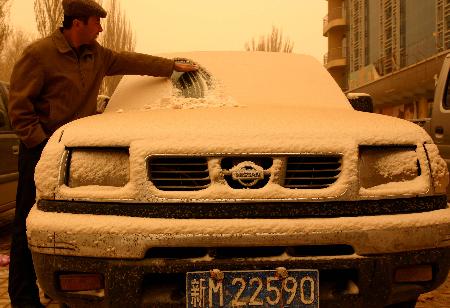 图文:新疆部分地区遭遇灾害性天气(4)