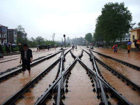 图文:全力抢险战暴雨确保浙赣铁路畅通(1)