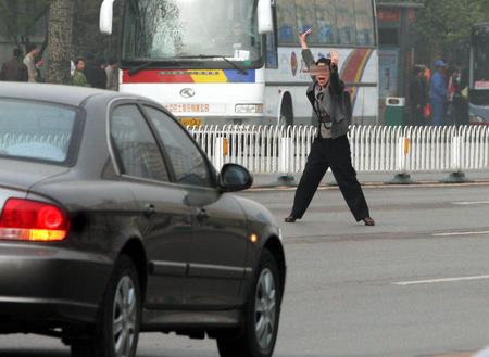 组图:女子冲上长安街快车道 摆武侠造型拦车