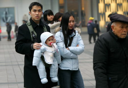 图文:父亲用婴儿背带照顾孩子