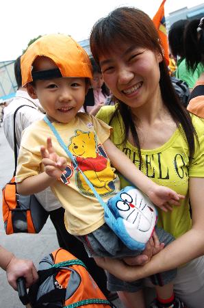 图文:小朋友和妈妈正准备前往桂林旅游