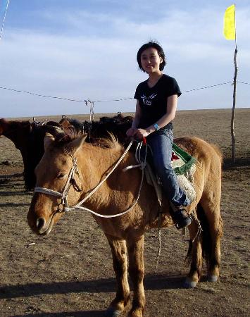 图文:一位游客在内蒙古草原骑马照相