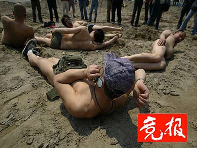 艺术家北京郊外过裸体日当地农民大声叫骂(图)