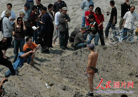 艺术家北京郊外过裸体日当地农民大声叫骂(图)