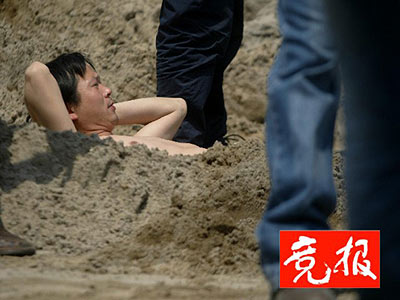 艺术家北京郊外过裸体日当地农民大声叫骂(图)
