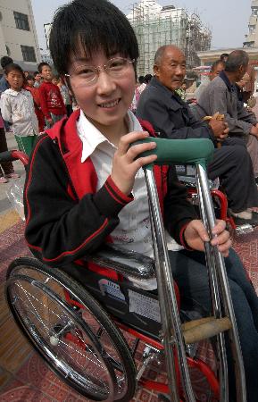 图文:百辆轮椅捐赠残疾人(1)