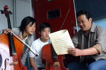 青海省文化艺术学校声器乐专业的学生和老师进行交流