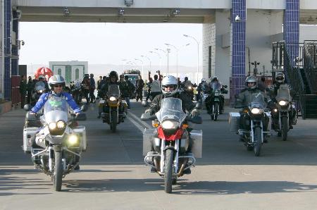 图文:世界摩托车环球旅行车队由满洲里口岸出