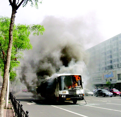 公交车烧成空架 孕妇跨司机脖子逃生(组图)