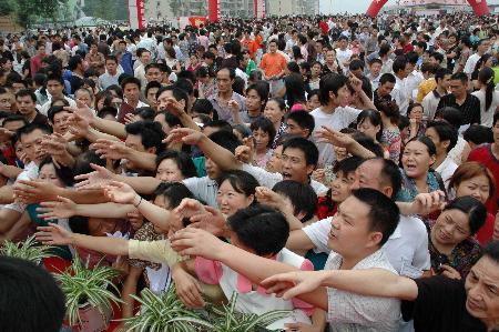 重庆市奉节县劳动人口_...工作人员为企业家们介绍投资项目 记者 蒋雨龙 摄