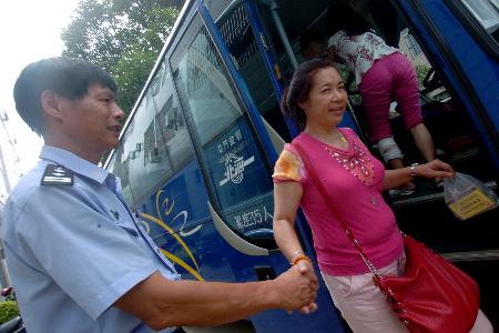 图文:广西大新县遇车祸的香港游客返港