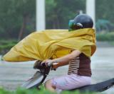 图文：市民冒着暴雨骑车行驶在台州市街头