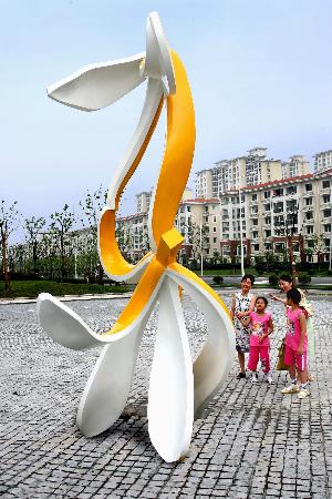 图文:(1)水果雕塑为上海居民小区添彩