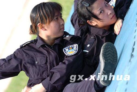 7月24日,在广西南宁市,广西女子监狱的女警正在进行擒拿训练.