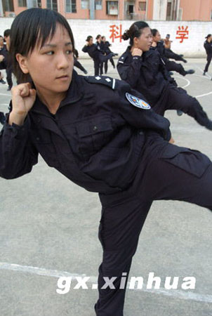 7月24日,在广西南宁市,广西女子监狱的女警正在进行武术训练.