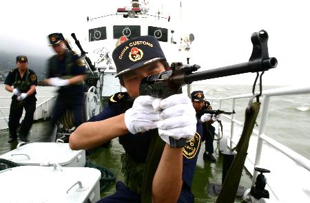 当日,南京关区在黄海海域举行大型海上缉私演练.海关