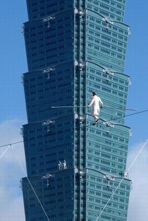 组图：俄罗斯马戏演员在台北101大厦前走钢丝