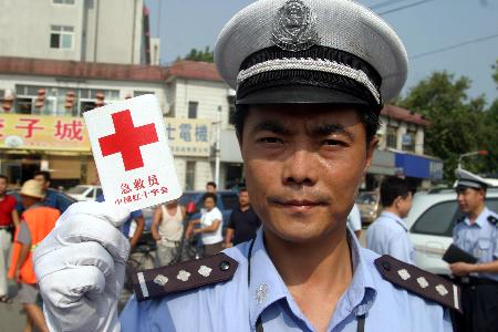 图文:济南交警考取"中国红十字会急救员证"(1)