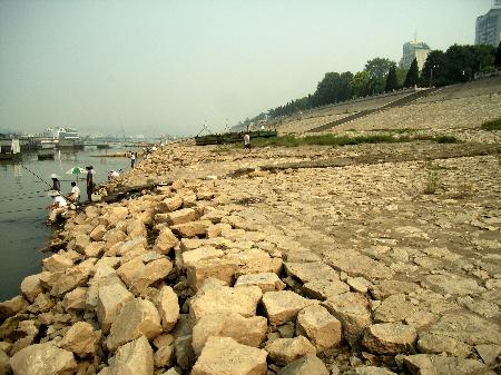 图文:长江宜昌江段持续维持历史同期最低水位