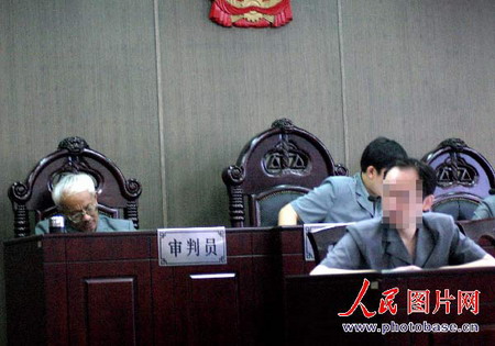 组图：湖南娄底审判员当庭打瞌睡