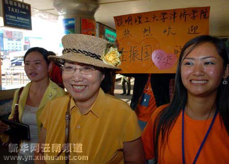 8月31日,仝正国(右二)抵达昆明,受到学生和有关人员的欢迎.