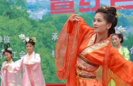 组图:美发师在杭州演绎中国历代妇女发型