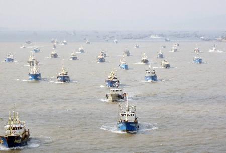 组图:珊珊远离浙江 舟山渔船出海捕鱼
