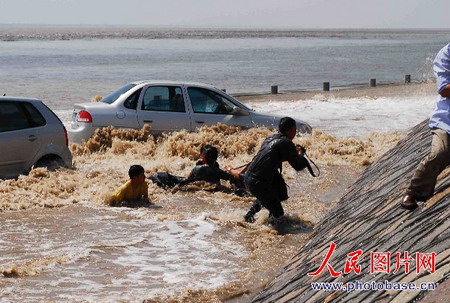 组图：钱江潮大潮突涨数人落水险些丧命