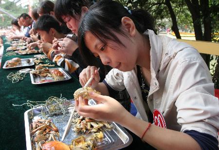图文: (1) 南京举行吃螃蟹大赛