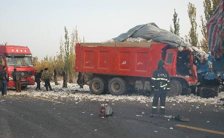 图文:新疆阿克苏发生交通事故 4人受伤(1)