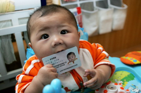 组图：湖南6个月大婴儿领取身份证