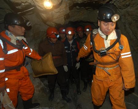 图文:黄山市举行特大安全生产事故应急救援演