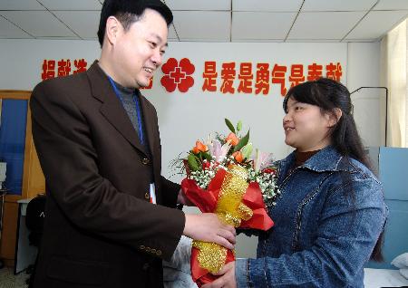 图文:福州报纸发行员为苏州男童捐献骨髓(2)