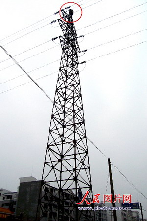 精神病妇女爬高压电线塔 城区停电近一小时施