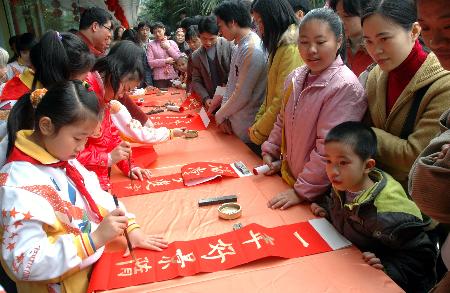 图文:柳州小学生街头写春联送祝福