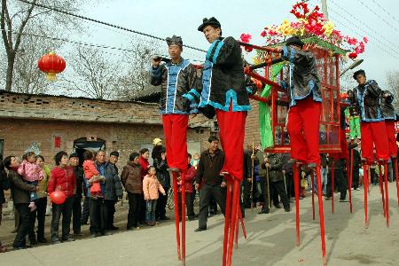 图文:(1)"高抬花轿"迎新春