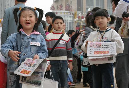 组图:南京孩子卖报救治安徽病人