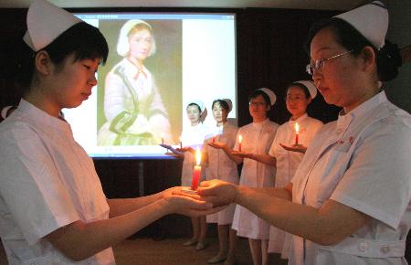 节前夕,山东威海市妇女儿童医院举行"燃烧自己,照亮他人"护士授帽仪式