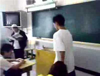 网上出现学生侮辱老师视频(组图)